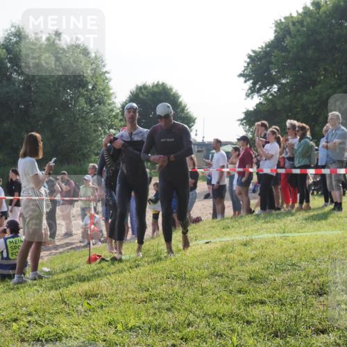 15.06.2025 - 27. Vierlanden-Triathlon KatJ http://msf.ph/oto/7978774 15.06.2025 08:41:15 Schwimmen 22, 99, 109, 111, 129, 138, 147, 176 meine-sportfotos.de