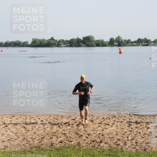 21.06.2025 - 27. Vierlanden-Triathlon MichiJ http://msf.ph/oto/7978775 15.06.2026 08:51:11 Schwimmen 90 meine-sportfotos.de
