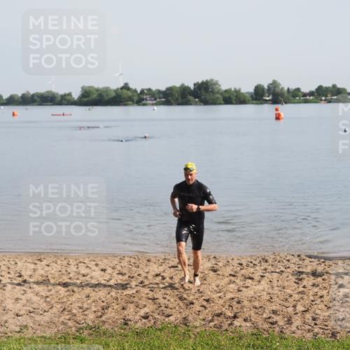 21.06.2025 - 27. Vierlanden-Triathlon MichiJ http://msf.ph/oto/7978785 15.06.2026 08:51:11 Schwimmen 90 meine-sportfotos.de