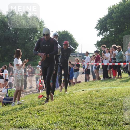 15.06.2025 - 27. Vierlanden-Triathlon KatJ http://msf.ph/oto/7978787 15.06.2025 08:41:16 Schwimmen 22, 99, 109, 111, 129, 138, 147, 176 meine-sportfotos.de