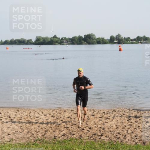 21.06.2025 - 27. Vierlanden-Triathlon MichiJ http://msf.ph/oto/7978788 15.06.2026 08:51:11 Schwimmen 90 meine-sportfotos.de