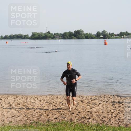 21.06.2025 - 27. Vierlanden-Triathlon MichiJ http://msf.ph/oto/7978791 15.06.2026 08:51:11 Schwimmen 90 meine-sportfotos.de