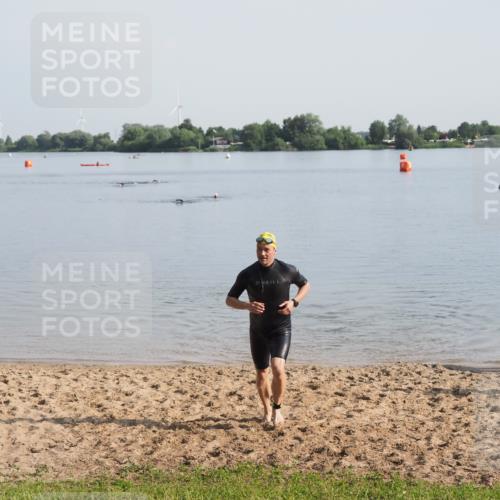 21.06.2025 - 27. Vierlanden-Triathlon MichiJ http://msf.ph/oto/7978794 15.06.2026 08:51:11 Schwimmen 90 meine-sportfotos.de