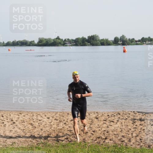 21.06.2025 - 27. Vierlanden-Triathlon MichiJ http://msf.ph/oto/7978807 15.06.2026 08:51:12 Schwimmen 90 meine-sportfotos.de