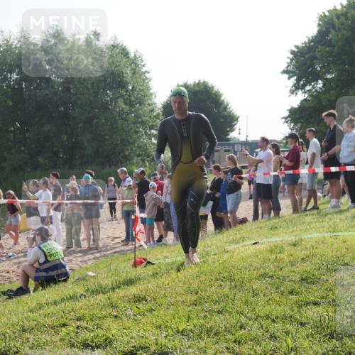 15.06.2025 - 27. Vierlanden-Triathlon KatJ http://msf.ph/oto/7978936 15.06.2025 08:41:50 Schwimmen 122 meine-sportfotos.de