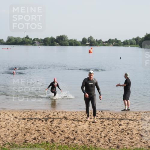 21.06.2025 - 27. Vierlanden-Triathlon MichiJ http://msf.ph/oto/7978950 15.06.2026 08:52:46 Schwimmen 98, 233 meine-sportfotos.de