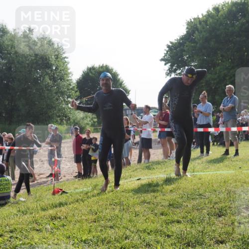 15.06.2025 - 27. Vierlanden-Triathlon KatJ http://msf.ph/oto/7979047 15.06.2025 08:42:16 Schwimmen 71, 121, 128, 135, 191 meine-sportfotos.de
