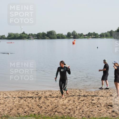 21.06.2025 - 27. Vierlanden-Triathlon MichiJ http://msf.ph/oto/7979194 15.06.2026 08:55:36 Schwimmen 225 meine-sportfotos.de
