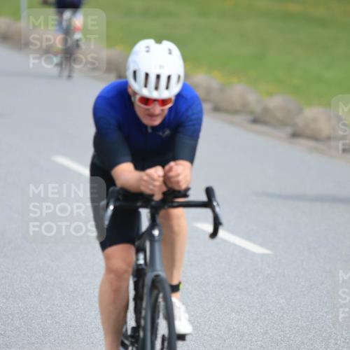 15.06.2025 - 27. Vierlanden-Triathlon H.Heesch http://msf.ph/oto/7979265 15.06.2025 10:31:03 Radfahren 11, 111, 135, 303, 356, 474 meine-sportfotos.de