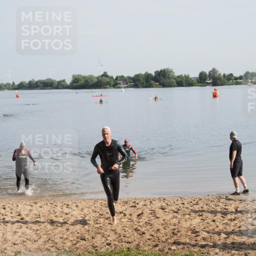 21.06.2025 - 27. Vierlanden-Triathlon MichiJ http://msf.ph/oto/7979342 15.06.2026 08:58:05 Schwimmen 151, 157 meine-sportfotos.de