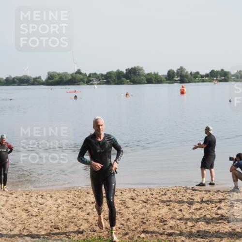 21.06.2025 - 27. Vierlanden-Triathlon MichiJ http://msf.ph/oto/7979355 15.06.2026 08:58:06 Schwimmen 151, 157 meine-sportfotos.de