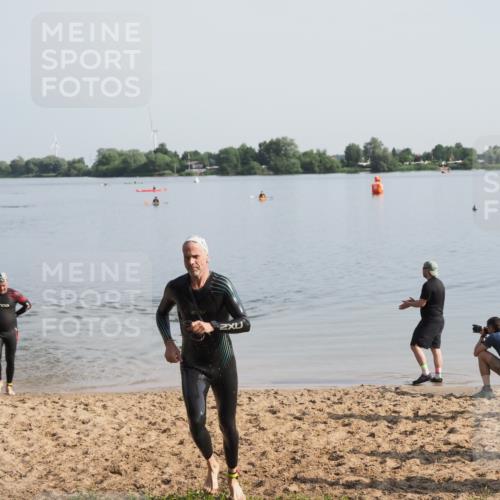 21.06.2025 - 27. Vierlanden-Triathlon MichiJ http://msf.ph/oto/7979360 15.06.2026 08:58:06 Schwimmen 151, 157 meine-sportfotos.de