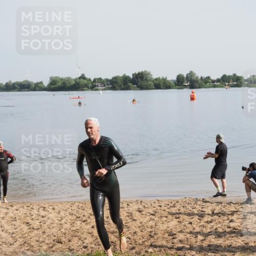 21.06.2025 - 27. Vierlanden-Triathlon MichiJ http://msf.ph/oto/7979365 15.06.2026 08:58:06 Schwimmen 151, 157 meine-sportfotos.de