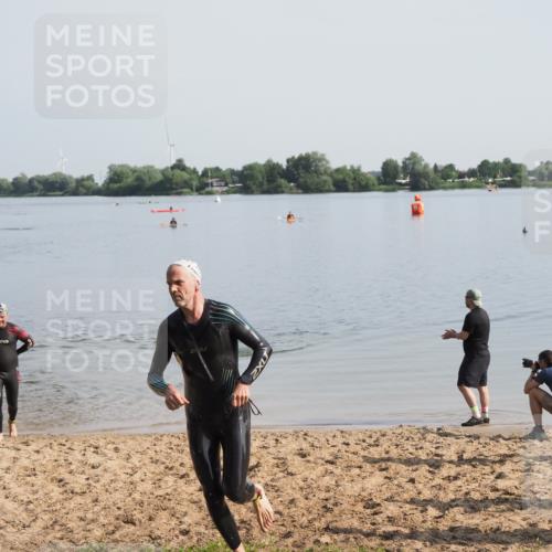 21.06.2025 - 27. Vierlanden-Triathlon MichiJ http://msf.ph/oto/7979368 15.06.2026 08:58:06 Schwimmen 151, 157 meine-sportfotos.de