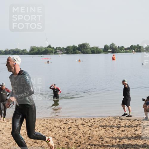 21.06.2025 - 27. Vierlanden-Triathlon MichiJ http://msf.ph/oto/7979372 15.06.2026 08:58:07 Schwimmen 151, 157 meine-sportfotos.de