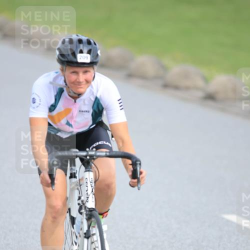 15.06.2025 - 27. Vierlanden-Triathlon H.Heesch http://msf.ph/oto/7979373 15.06.2025 10:32:38 Radfahren 12, 204, 209, 219, 261, 318, 327, 498 meine-sportfotos.de