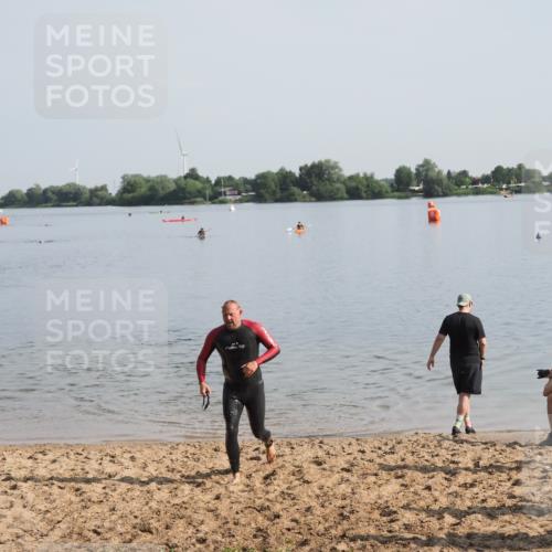 21.06.2025 - 27. Vierlanden-Triathlon MichiJ http://msf.ph/oto/7979445 15.06.2026 08:58:15 Schwimmen 151, 232 meine-sportfotos.de