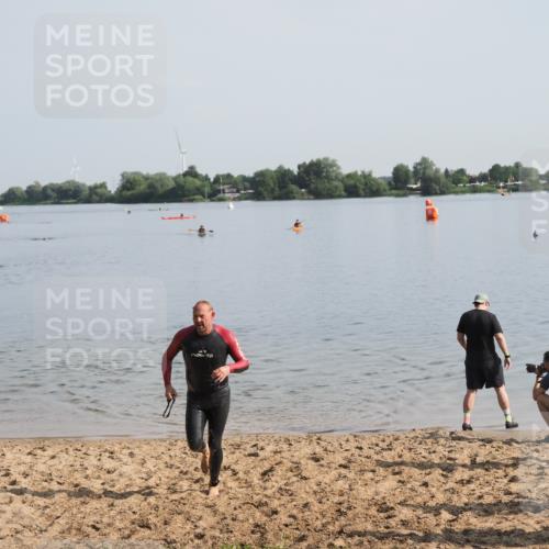 21.06.2025 - 27. Vierlanden-Triathlon MichiJ http://msf.ph/oto/7979459 15.06.2026 08:58:15 Schwimmen 151, 232 meine-sportfotos.de