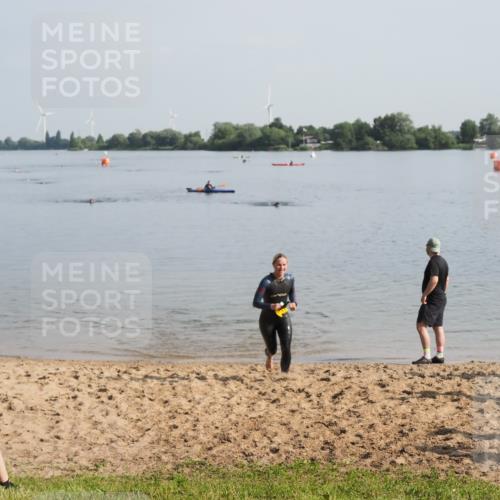 21.06.2025 - 27. Vierlanden-Triathlon MichiJ http://msf.ph/oto/7979755 15.06.2026 08:59:08 Schwimmen 227, 235 meine-sportfotos.de