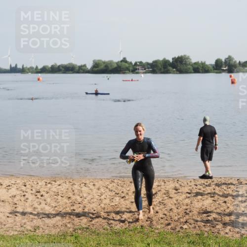 21.06.2025 - 27. Vierlanden-Triathlon MichiJ http://msf.ph/oto/7979779 15.06.2026 08:59:09 Schwimmen 227, 235 meine-sportfotos.de