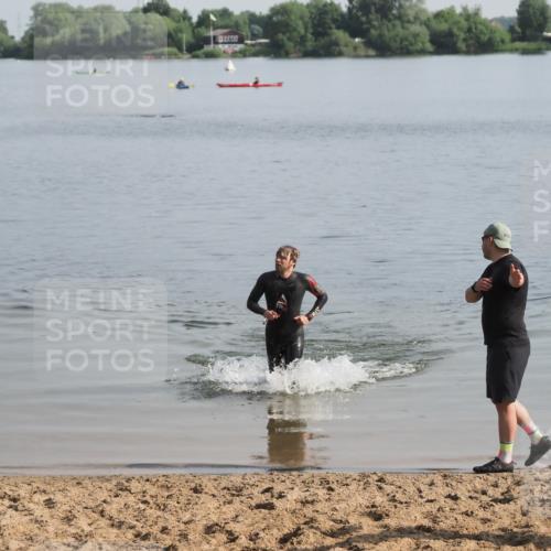 21.06.2025 - 27. Vierlanden-Triathlon MichiJ http://msf.ph/oto/7979804 15.06.2026 08:59:51 Schwimmen 241 meine-sportfotos.de