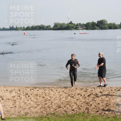 21.06.2025 - 27. Vierlanden-Triathlon MichiJ http://msf.ph/oto/7979854 15.06.2026 08:59:54 Schwimmen 241 meine-sportfotos.de