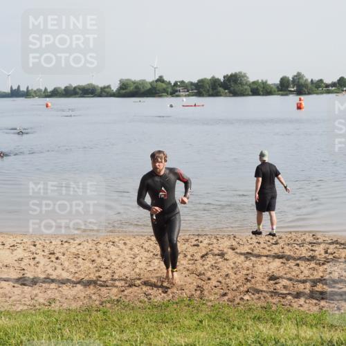 21.06.2025 - 27. Vierlanden-Triathlon MichiJ http://msf.ph/oto/7979898 15.06.2026 08:59:56 Schwimmen 241 meine-sportfotos.de