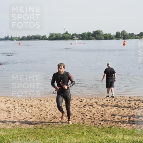 21.06.2025 - 27. Vierlanden-Triathlon MichiJ http://msf.ph/oto/7979912 15.06.2026 08:59:56 Schwimmen 241 meine-sportfotos.de