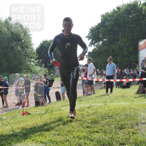 15.06.2025 - 27. Vierlanden-Triathlon KatJ http://msf.ph/oto/7979931 15.06.2025 08:44:02 Schwimmen 23, 84, 97, 113, 153, 183 meine-sportfotos.de