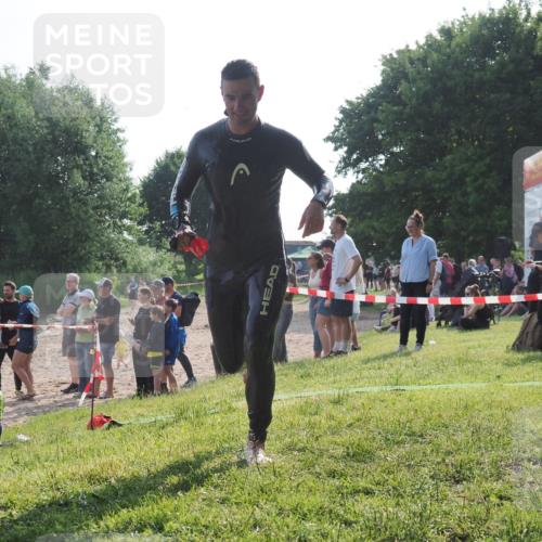 15.06.2025 - 27. Vierlanden-Triathlon KatJ http://msf.ph/oto/7979934 15.06.2025 08:44:02 Schwimmen 23, 84, 97, 113, 153, 183 meine-sportfotos.de