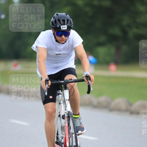 15.06.2025 - 27. Vierlanden-Triathlon H.Heesch http://msf.ph/oto/7980183 15.06.2025 10:38:33 Radfahren 343, 344 meine-sportfotos.de