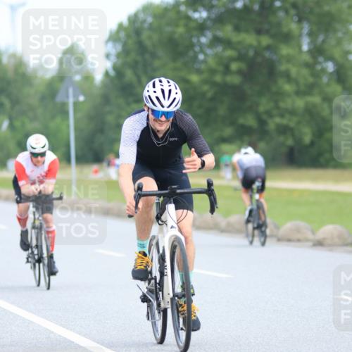 15.06.2025 - 27. Vierlanden-Triathlon H.Heesch http://msf.ph/oto/7980254 15.06.2025 10:39:03 Radfahren 148, 291, 548 meine-sportfotos.de
