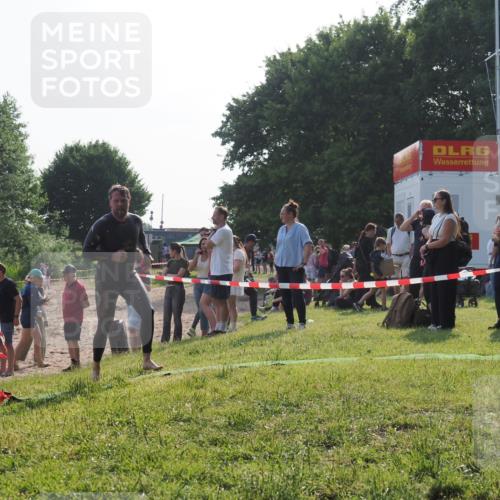 15.06.2025 - 27. Vierlanden-Triathlon KatJ http://msf.ph/oto/7980306 15.06.2025 08:44:37 Schwimmen 93 meine-sportfotos.de