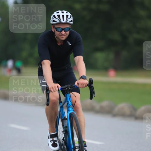 15.06.2025 - 27. Vierlanden-Triathlon H.Heesch http://msf.ph/oto/7980416 15.06.2025 10:39:47 Radfahren 77, 153, 260, 357 meine-sportfotos.de