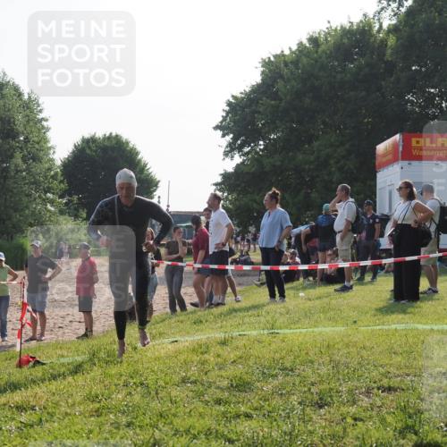 15.06.2025 - 27. Vierlanden-Triathlon KatJ http://msf.ph/oto/7980504 15.06.2025 08:44:57 Schwimmen 81, 160 meine-sportfotos.de