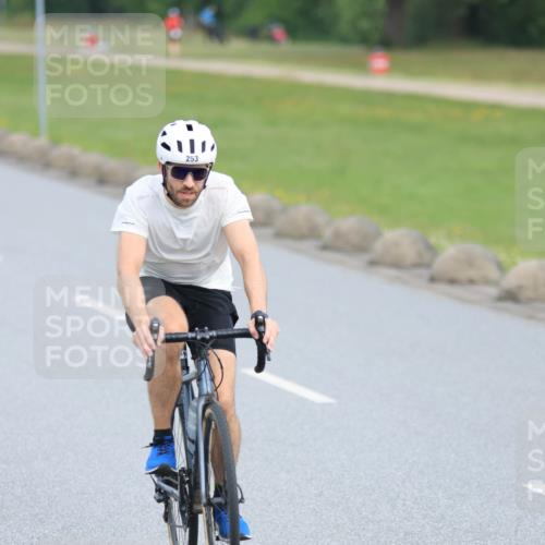 15.06.2025 - 27. Vierlanden-Triathlon H.Heesch http://msf.ph/oto/7980531 15.06.2025 10:40:40 Radfahren 9, 193, 253, 556 meine-sportfotos.de