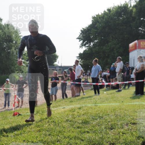 15.06.2025 - 27. Vierlanden-Triathlon KatJ http://msf.ph/oto/7980535 15.06.2025 08:44:58 Schwimmen 81, 160 meine-sportfotos.de