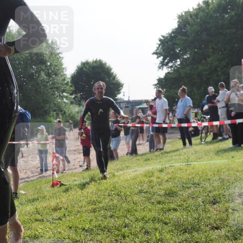 15.06.2025 - 27. Vierlanden-Triathlon KatJ http://msf.ph/oto/7981192 15.06.2025 08:46:00 Schwimmen 13, 106, 134, 142, 150, 152 meine-sportfotos.de