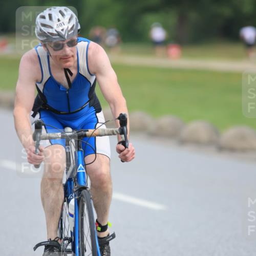 15.06.2025 - 27. Vierlanden-Triathlon H.Heesch http://msf.ph/oto/7981398 15.06.2025 10:47:37 Radfahren 228, 401, 402, 414 meine-sportfotos.de