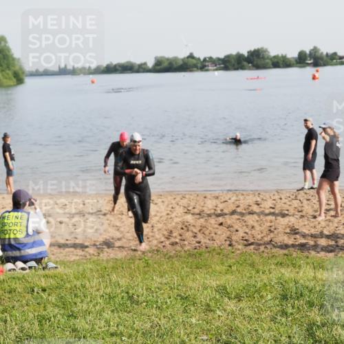 21.06.2025 - 27. Vierlanden-Triathlon MichiJ http://msf.ph/oto/7981412 15.06.2026 09:03:08 Schwimmen 219, 248 meine-sportfotos.de