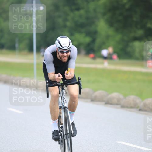 15.06.2025 - 27. Vierlanden-Triathlon H.Heesch http://msf.ph/oto/7981433 15.06.2025 10:47:50 Radfahren 27, 37, 168, 172, 396, 1397 meine-sportfotos.de