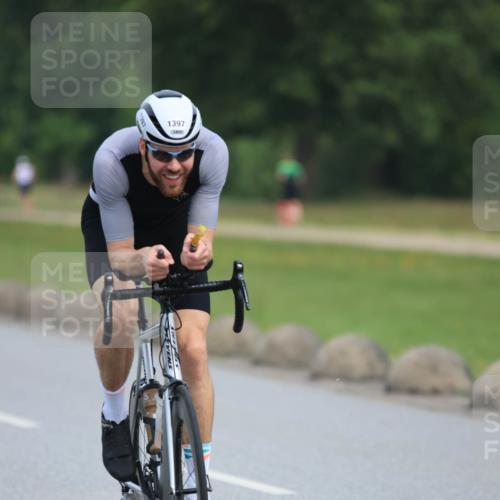 15.06.2025 - 27. Vierlanden-Triathlon H.Heesch http://msf.ph/oto/7981446 15.06.2025 10:47:50 Radfahren 27, 37, 168, 172, 396, 1397 meine-sportfotos.de