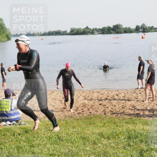 21.06.2025 - 27. Vierlanden-Triathlon MichiJ http://msf.ph/oto/7981496 15.06.2026 09:03:10 Schwimmen 219, 248 meine-sportfotos.de