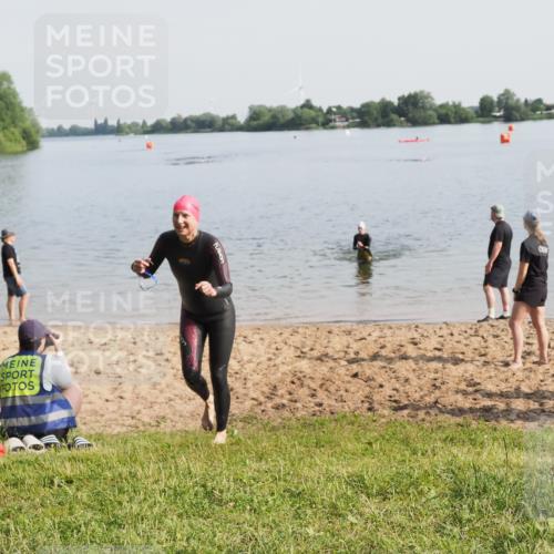21.06.2025 - 27. Vierlanden-Triathlon MichiJ http://msf.ph/oto/7981574 15.06.2026 09:03:12 Schwimmen 219, 248 meine-sportfotos.de