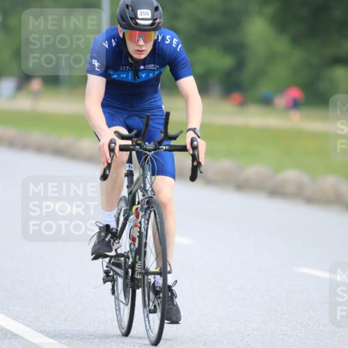 15.06.2025 - 27. Vierlanden-Triathlon H.Heesch http://msf.ph/oto/7981692 15.06.2025 10:48:53 Radfahren 229, 236, 358, 378, 440 meine-sportfotos.de