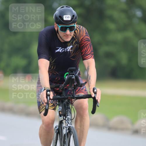 15.06.2025 - 27. Vierlanden-Triathlon H.Heesch http://msf.ph/oto/7981914 15.06.2025 10:50:01 Radfahren 39, 54, 150, 215, 225, 250, 409 meine-sportfotos.de