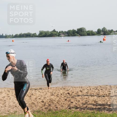 21.06.2025 - 27. Vierlanden-Triathlon MichiJ http://msf.ph/oto/7983169 15.06.2026 09:06:57 Schwimmen 212, 251 meine-sportfotos.de