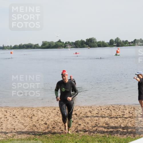 21.06.2025 - 27. Vierlanden-Triathlon MichiJ http://msf.ph/oto/7983239 15.06.2026 09:07:00 Schwimmen 212, 251 meine-sportfotos.de