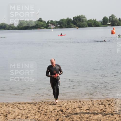 21.06.2025 - 27. Vierlanden-Triathlon MichiJ http://msf.ph/oto/7983514 15.06.2026 09:07:06 Schwimmen 231, 251 meine-sportfotos.de