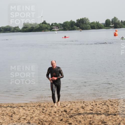 21.06.2025 - 27. Vierlanden-Triathlon MichiJ http://msf.ph/oto/7983542 15.06.2026 09:07:06 Schwimmen 231, 251 meine-sportfotos.de